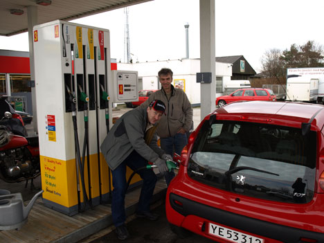 Per Christensen, Hørning, følger spændt med i tankningen, som foretages af en de mange officials fra Aarhus Automobil Sports klubben, som sørger for, at alt går rigtigt for sig.